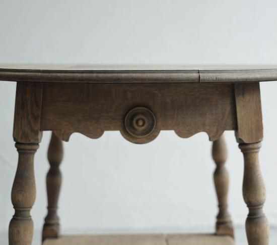 彫刻のようなCOFFEE TABLE
