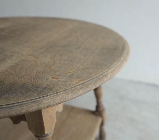 彫刻のようなCOFFEE TABLE