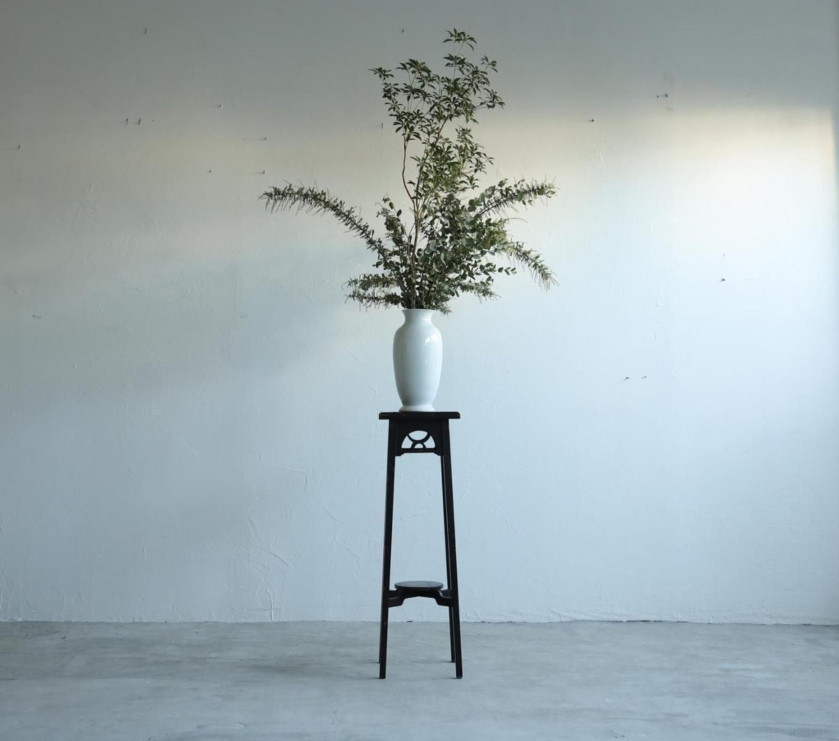 漆黒の花台