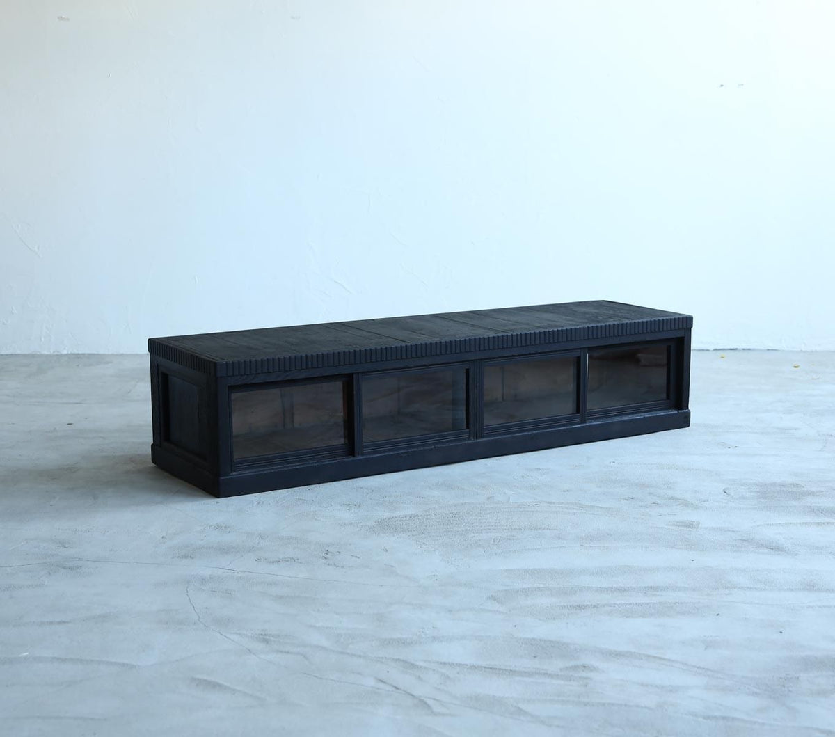 漆黒のテレビボード