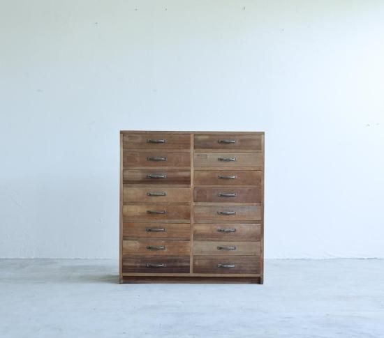 16杯のDocument Shelf