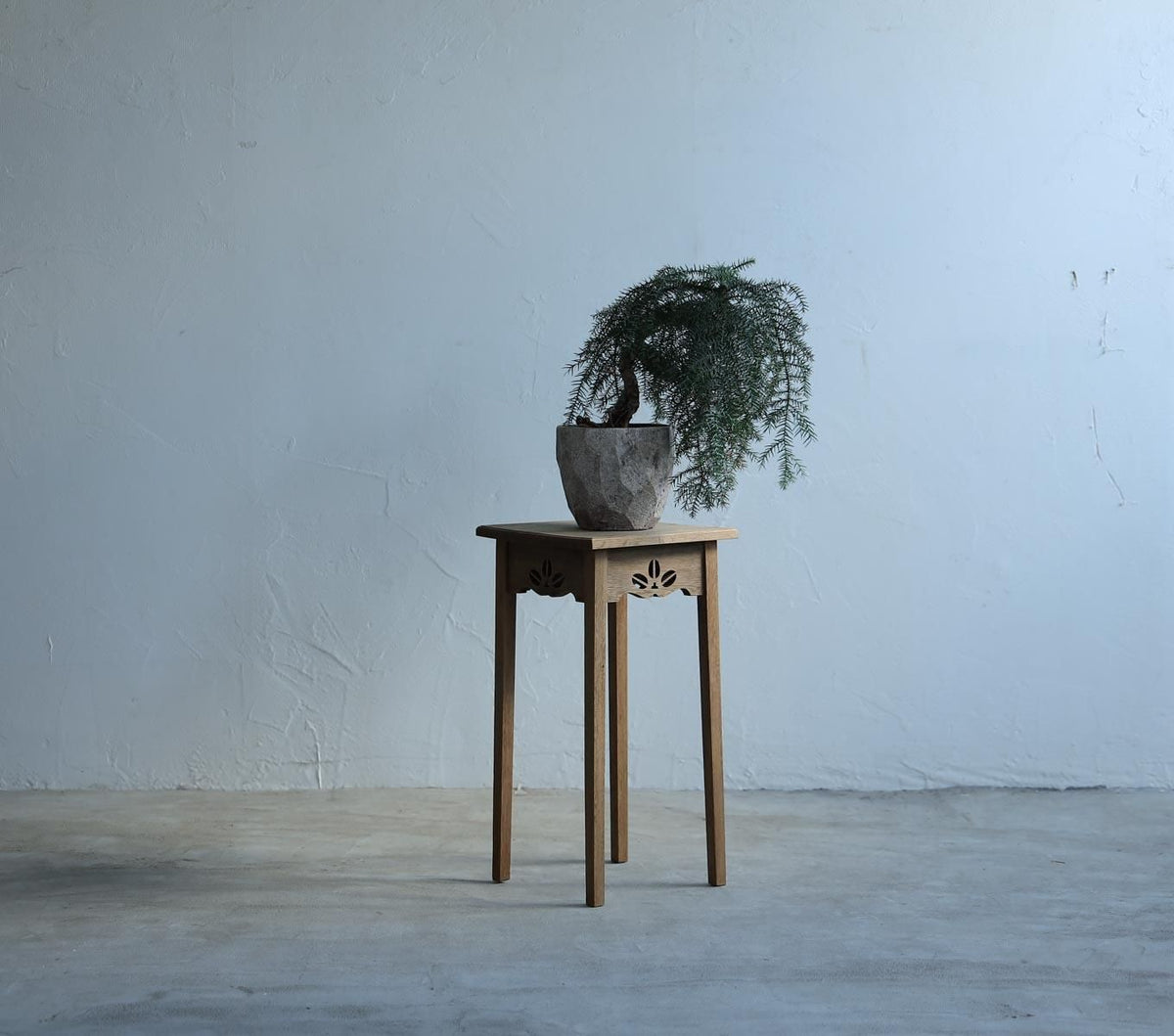 葉紋の花台