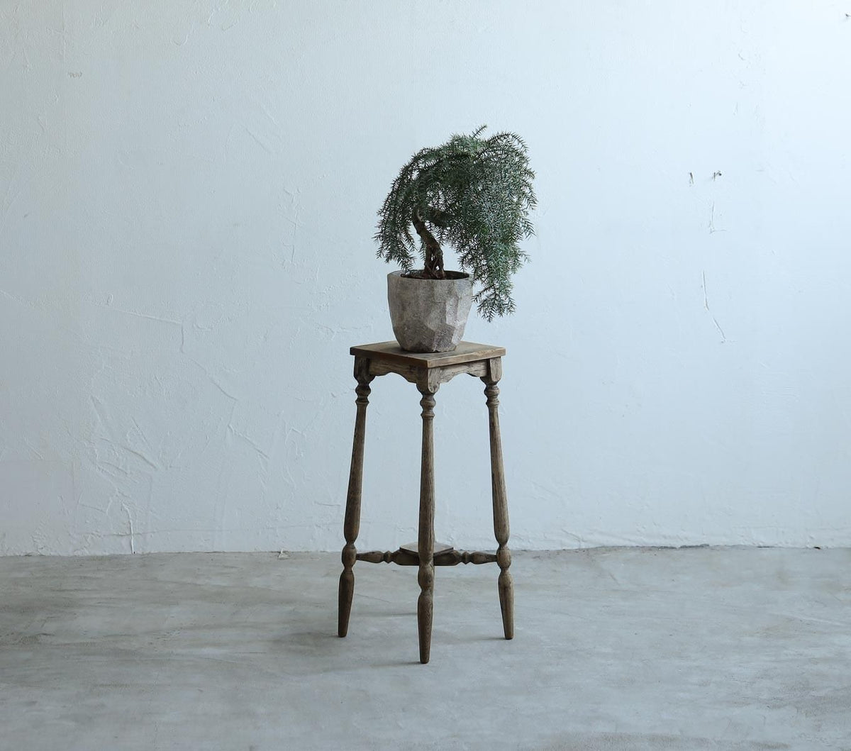 ろくろ脚の花台