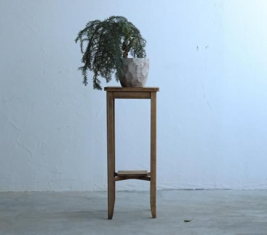 端正な樺の花台