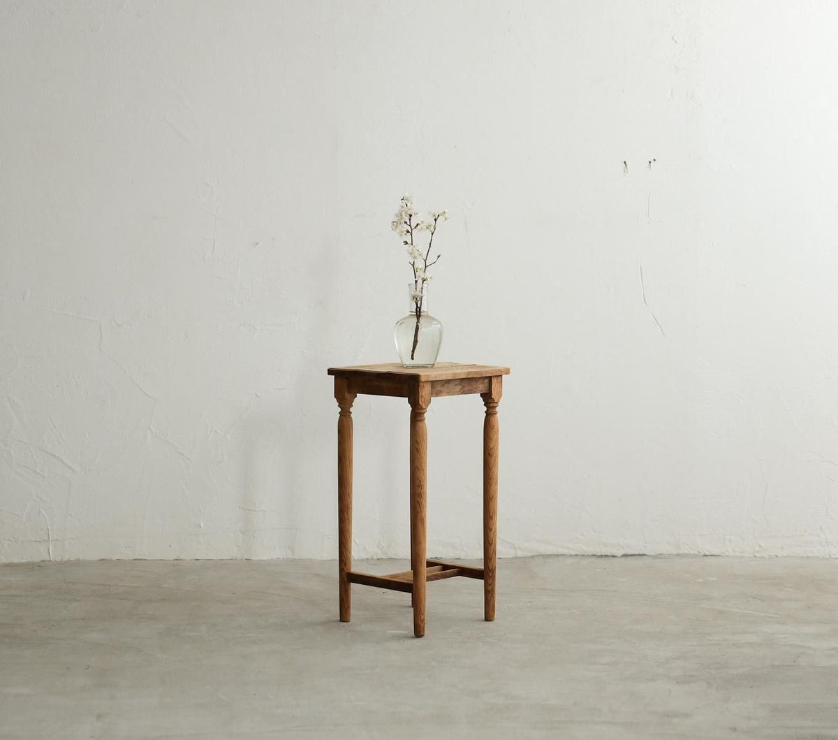 貴賓室の花台