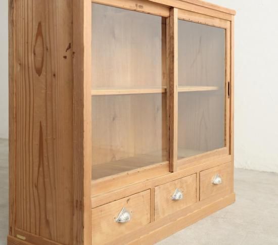 端正な収納棚
