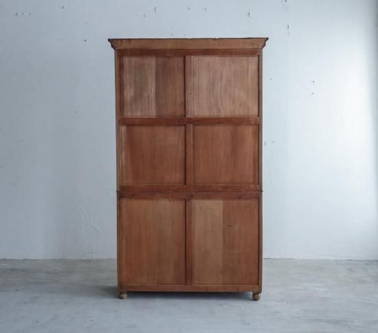 モダンな佇まいのキャビネット
