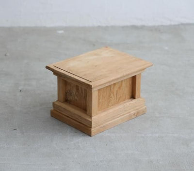 神殿造りの展示台