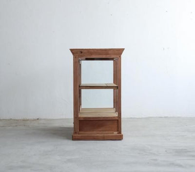 和やかなガラスショーケース