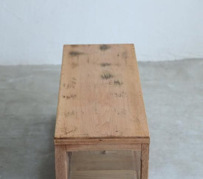 枯淡な卓上ショーケース