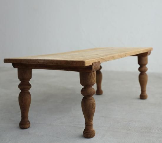 ろくろ脚のローテーブル
