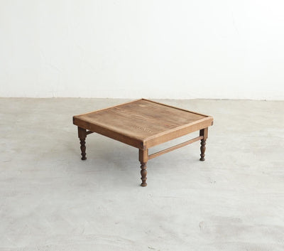 FOLDING TABLE