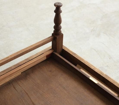 FOLDING TABLE