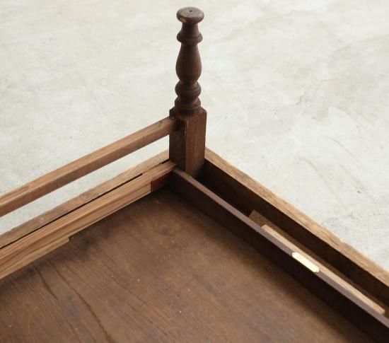 FOLDING TABLE