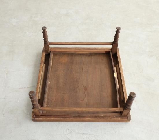 FOLDING TABLE