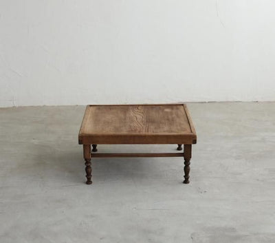 FOLDING TABLE