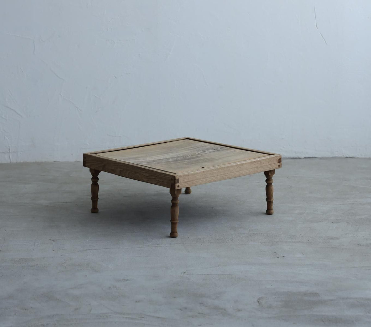 ろくろ脚のFOLDING TABLE