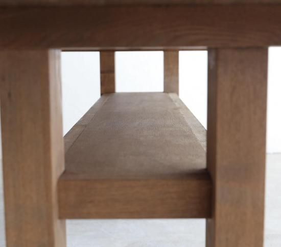 重厚なダイニングテーブル