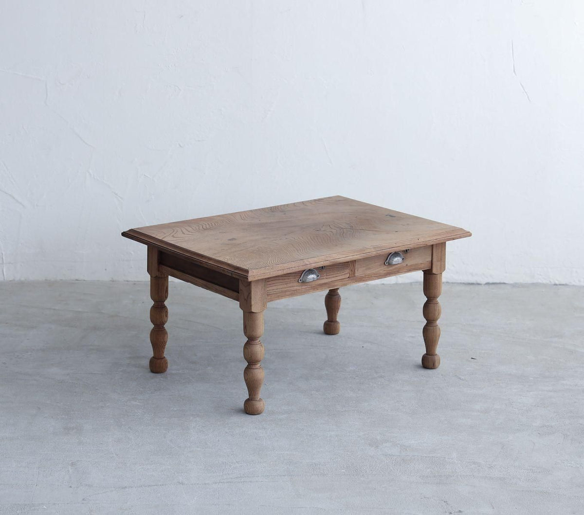 ろくろ脚のCOFFEE TABLE