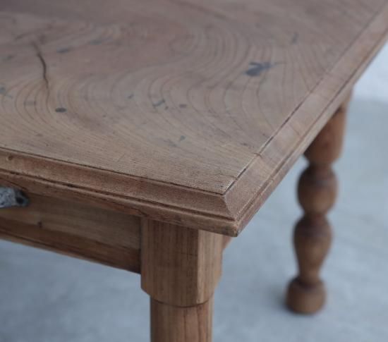 ろくろ脚のCOFFEE TABLE