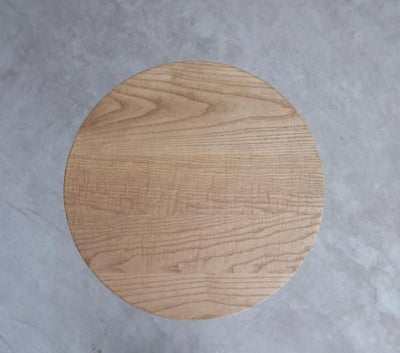 ろくろ脚の丸テーブル