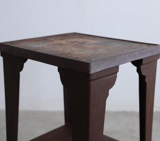 静謐な花台(鉄製)