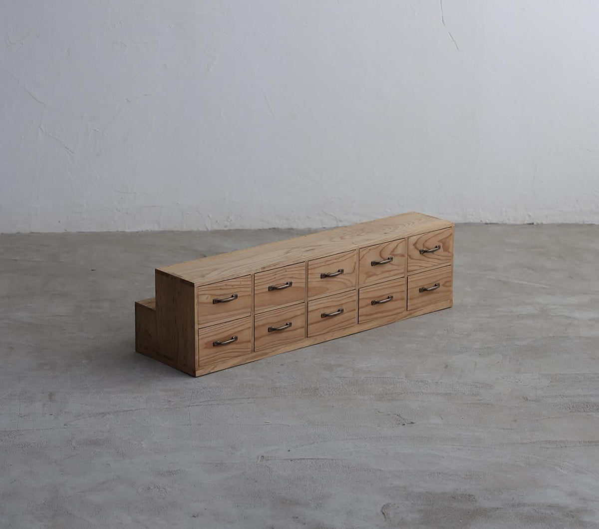ひな壇のDRAWER