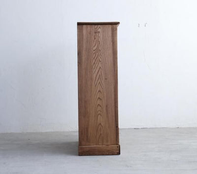 クラシカルな収納棚