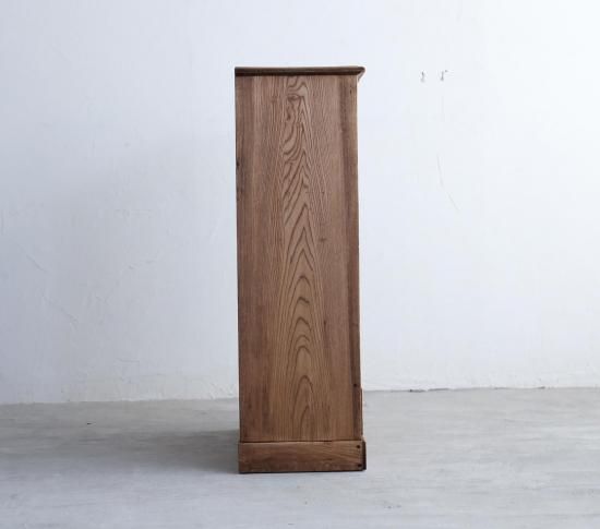 クラシカルな収納棚
